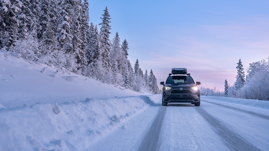 Toyota-RAV4-PHEV-exterieur-voorkant-met-dakkoffer-sneeuw